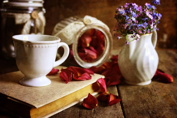 Retro effect on photo vintage tea with rose dry petal — Stock Photo, Image