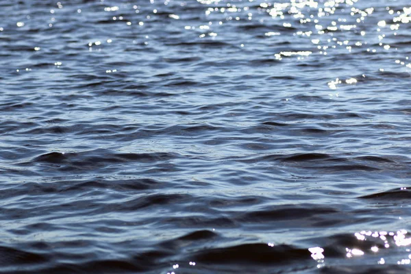 Doku göl dalgaların — Stok fotoğraf