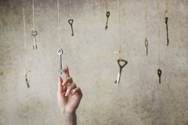 Birçok eski vintage tuşlarından birine uzanan el