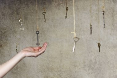 Birçok eski vintage tuşlarından birine uzanan el