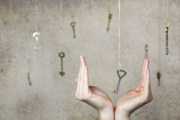 Birçok eski vintage tuşlarından birine uzanan el