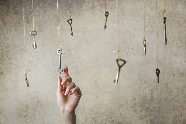 Birçok eski vintage tuşlarından birine uzanan el