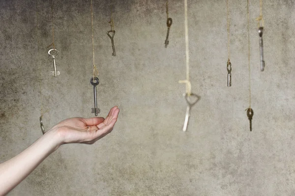 Birçok eski vintage tuşlarından birine uzanan el