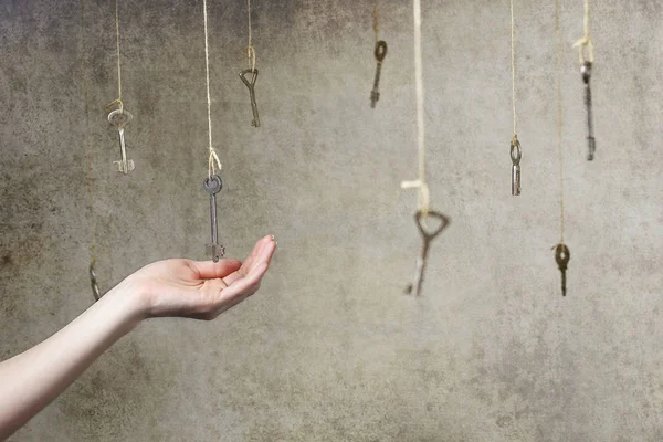 Birçok eski vintage tuşlarından birine uzanan el