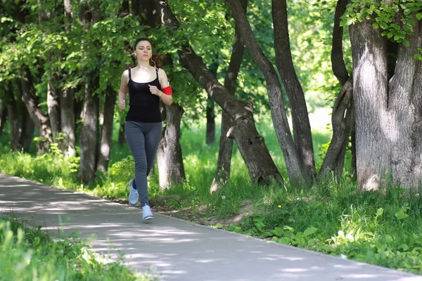 Vrouw sport run in park outdoor — Stockfoto