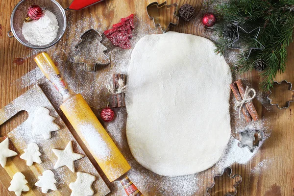 Delicadeza de Ano Novo cozinhar biscoitos de manteiga de diferentes formas em — Fotografia de Stock