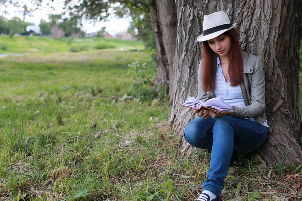 Ragazza con libro nel parco — Foto Stock