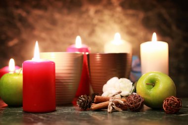 gece fincan çay mum ve elma ile