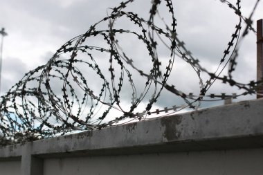 Tel çit kullanarak güvenlik sistemi