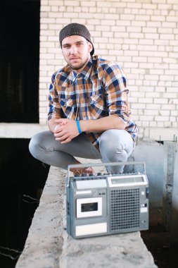 Giyinmiş bir adam hip hop tarzı teşkil etmektedir