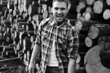 Fabrika işleme ahşap bir adama ait siyah-beyaz fotoğraf s