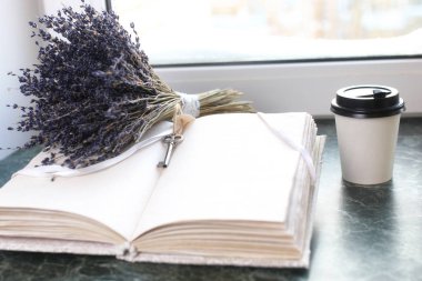 Vintage defter üzerinde yeşil mermer pencere boş pa ile açıldı