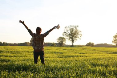 Biri rahat kıyafetler içinde açık alanlarda bir gezgin
