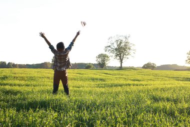 Biri rahat kıyafetler içinde açık alanlarda bir gezgin