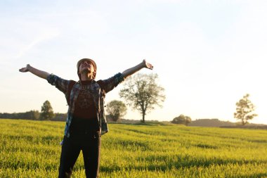 Biri rahat kıyafetler içinde açık alanlarda bir gezgin