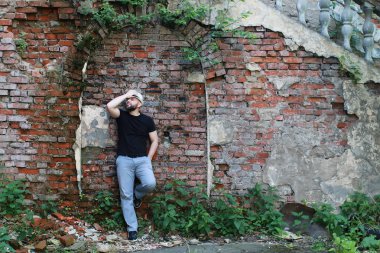 eski tuğla duvar adam stand