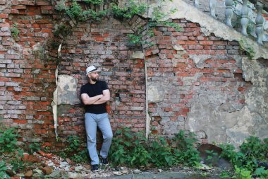 eski tuğla duvar adam stand