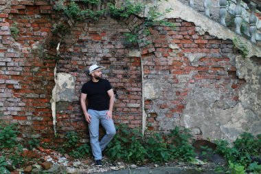 eski tuğla duvar adam stand