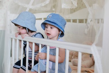 Çocuk denizci evde oyun