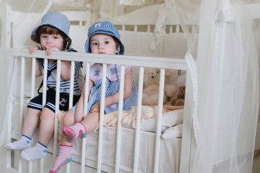 Çocuk denizci evde oyun