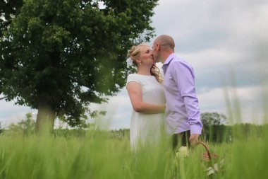 Çift aşık alanında yaz günde yürüyüş