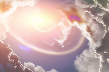 Gezegen Bulutların arasından delip geçiyor.