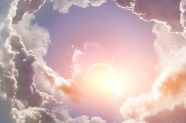 Güneş Bulutların arasından delip geçiyor.