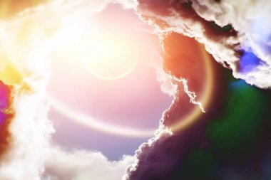 Gezegen Bulutların arasından delip geçiyor.