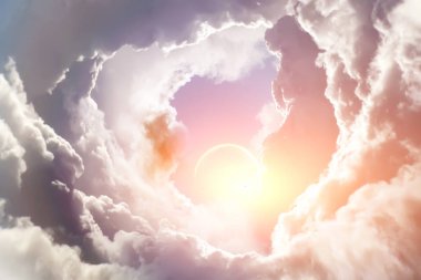 Güneş Bulutların arasından delip geçiyor.