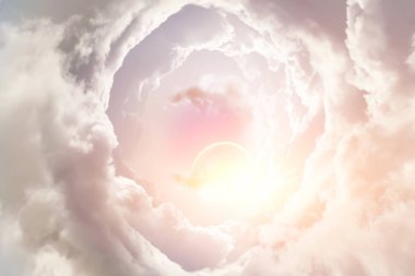 Güneş Bulutların arasından delip geçiyor.