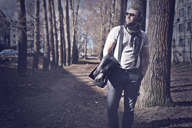 Sokaktaki yalnız adamın retro tonlu efektli fotoğrafı