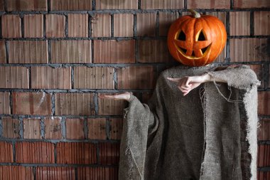 Kabak kafalı canavar. Cadılar Bayramı tabelası.