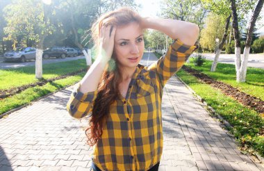 bir park güneşli günde açık Kızıl saçlı kız