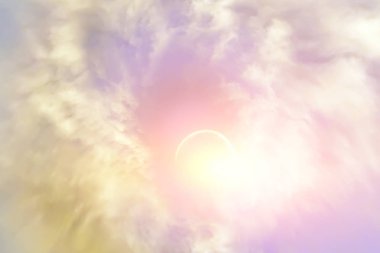 Güneş Bulutların arasından delip geçiyor.