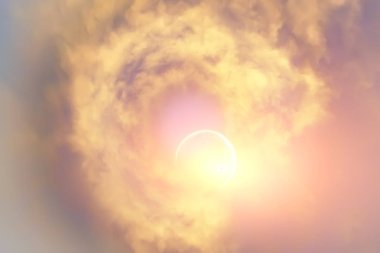 Güneş Bulutların arasından delip geçiyor.