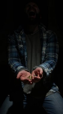 Mermi ellerinde adamım.