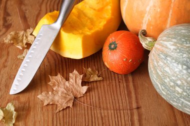 Kabak hasat masanın üstüne kesmek.