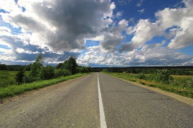yol alan bulutlu peyzaj