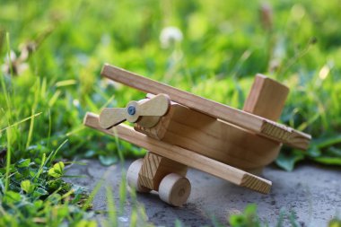 ahşap oyuncak uçak