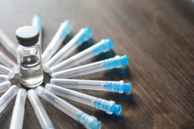 Ampül ve iğneler üzerinden bir tıbbi şırınga