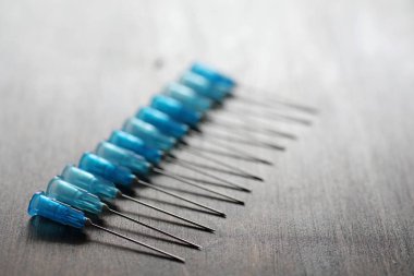 Ampül ve iğneler üzerinden bir tıbbi şırınga