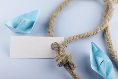kalın örgülü halat ve gemi kağıt origami ile etiket