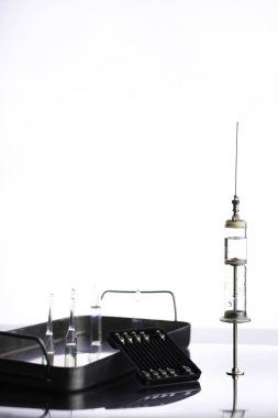 Tıbbi şırınga ve aksesuarları tablosundaki eski metal