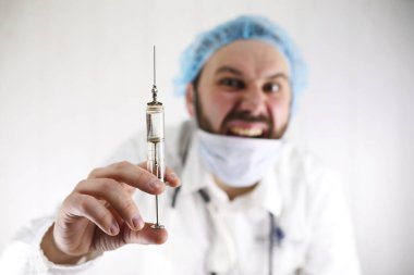 Beyaz önlük ve eski şırınga çılgın sakallı doktor