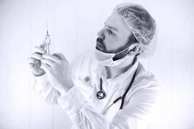 Siyah ve beyaz fotoğraf sakallı doktor Beyaz önlük ve bir ol