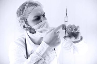 Siyah ve beyaz fotoğraf sakallı doktor Beyaz önlük ve bir ol