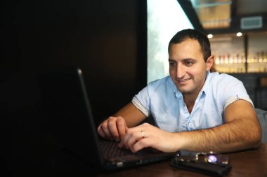 Dizüstü çalışan Ermeni yakışıklı adam