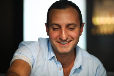 Ermeni yakışıklı erkek portresi