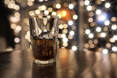 masada buz ile soğuk alkol içki bardak