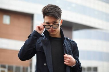 Asya genç adam sokakta bir ceket